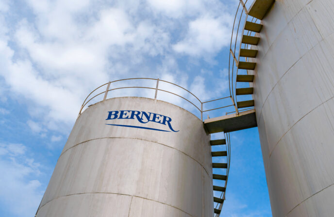 säiliöt nestemäisten tuotteiden varastointiin